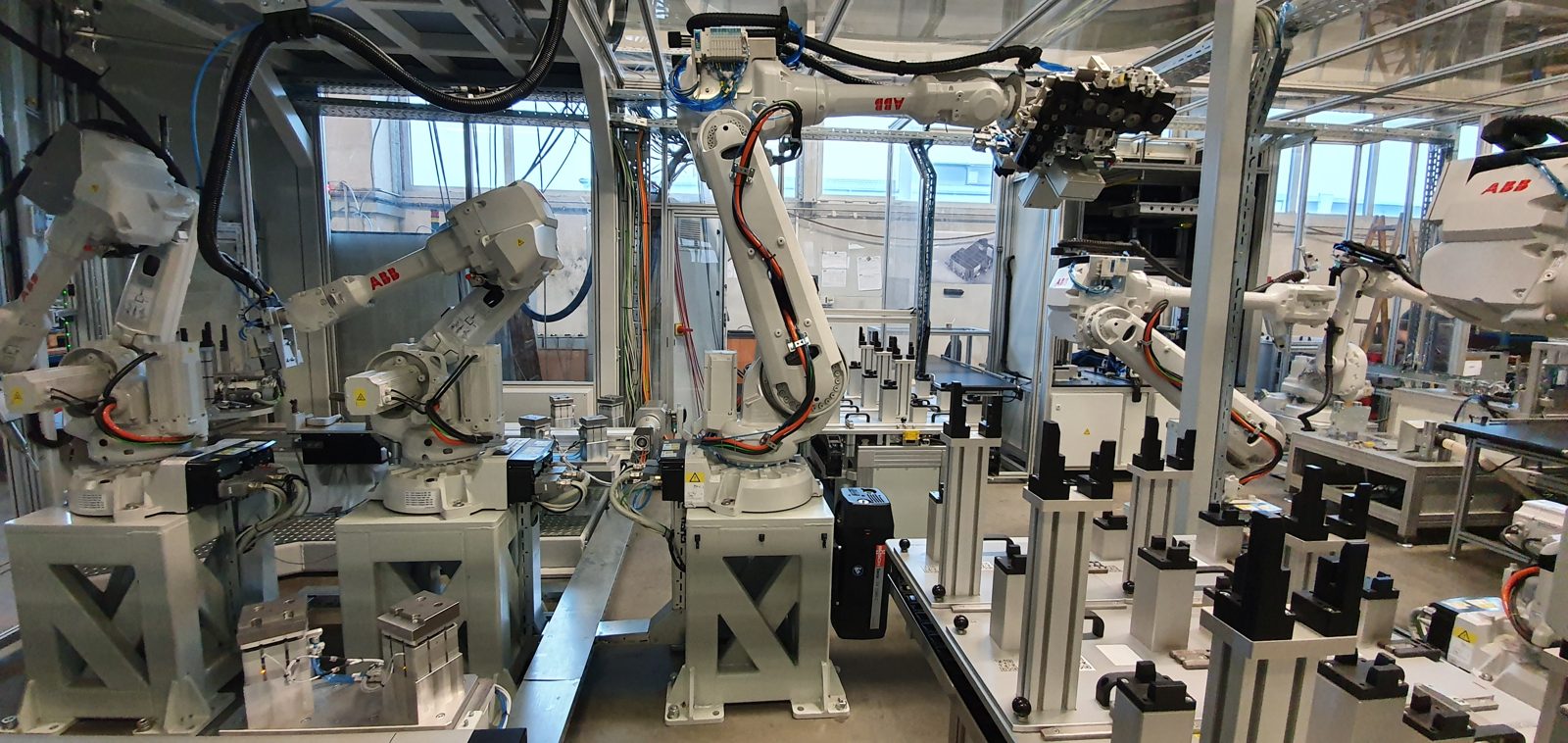 Robotska celica za sestavo žarometov